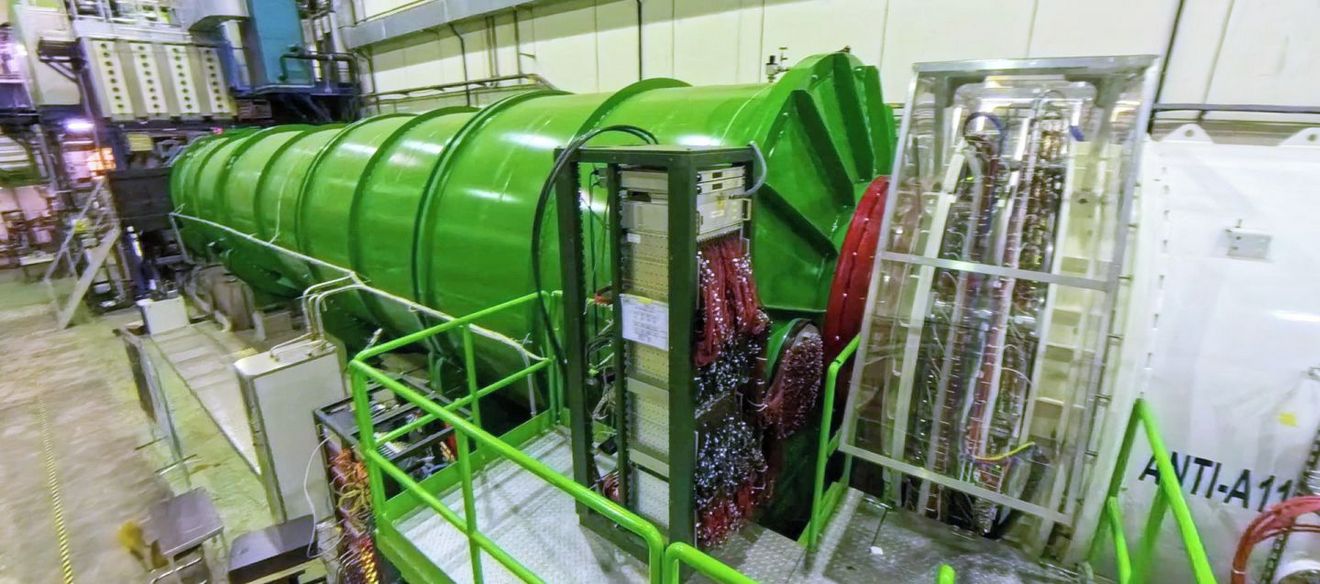 Rechts im Bild: Das Kalorimeter des NA62-Experiments, mit dem die Teilchenenergie gemessen wird. Links zu sehen ist der grüne Ring Imaging Cherenkov (RICH)-Detektor, mit dem sich die positiv geladenen Pionen identifizieren lassen (Foto: CERN)