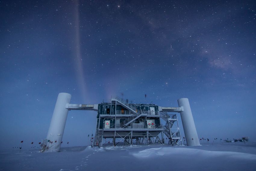 The Icecube experiment in the Antarctic (Image: Felipe Pedreros, IceCube/NSF)