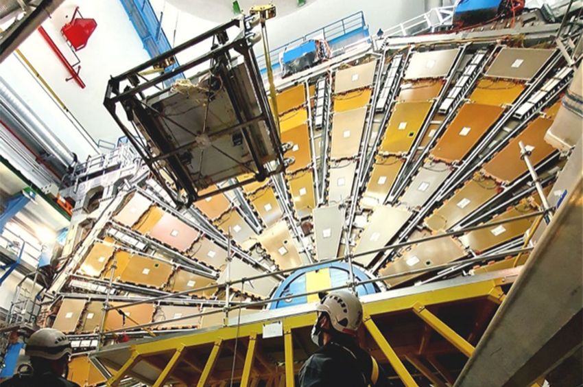 Installation einer sMDT-Kammer im ATLAS-Detektor im Dezember 2020. Die Kammer wird durch den Zugangsschacht in die ATLAS-Kaverne - 100 Meter tief - hinuntergelassen (Foto: ATLAS/CERN)