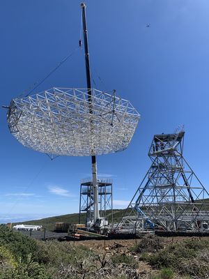 The mirror dish is lifted onto the substructure of the telescope (Photo: Alice Donini)