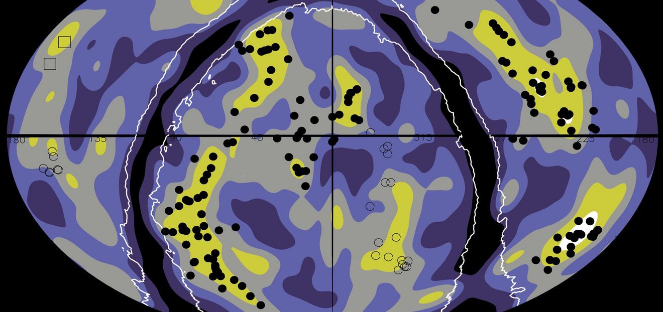 Verteilung der Galaxien (flächige Farben) und Galaxienhaufen (schwarze Punkte) in einer uns umgebenden Kugelschale mit einer Entfernung von 416 bis 826 Millionen Lichtjahren 