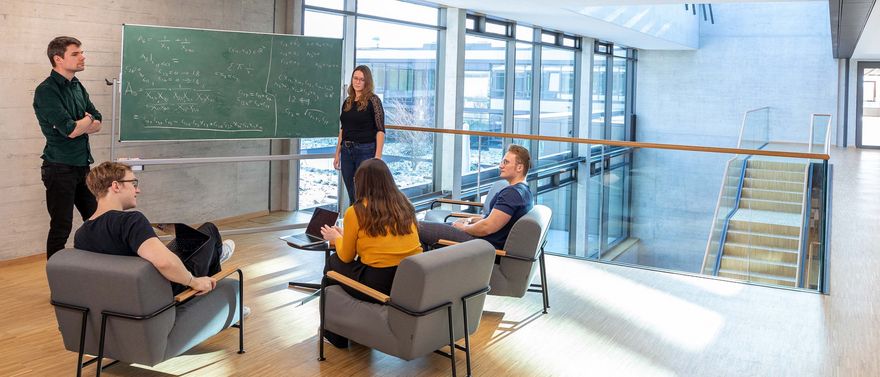 Scientists from the Quantum Field Theory department (Photo: Axel Griesch/MPP)