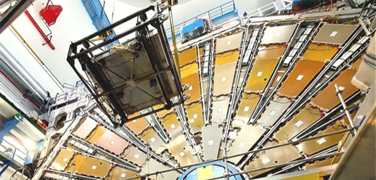 Installation of an sMDT chamber in the ATLAS detector in December 2020. The chamber is lowered through the access shaft into the ATLAS cavern at a depth of 100 meters (Photo: ATLAS/CERN)
